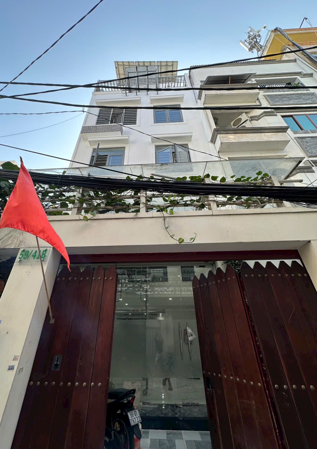 TOÀ NHÀ 6 TẦNG THANG MÁY